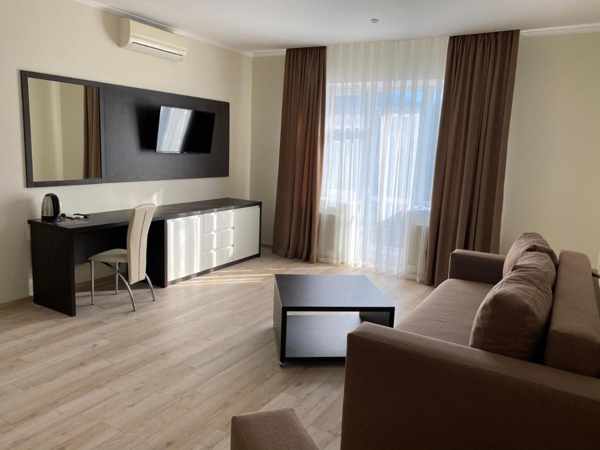 Fantasia Hotel Polyana  Bagian luar foto