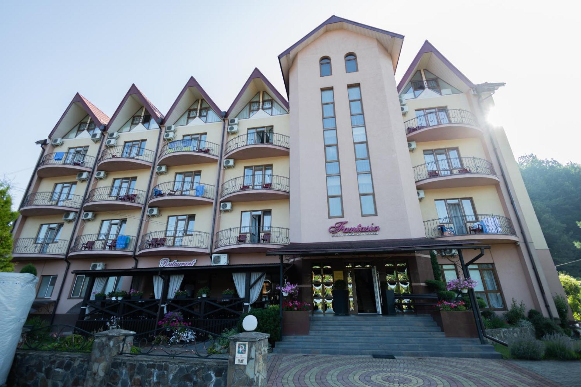 Fantasia Hotel Polyana  Bagian luar foto